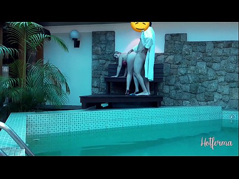 ❤️ Šéf pozve služebnou k bazénu, ale neodolala žhavému ❤❌ Šukání video u nás ❌