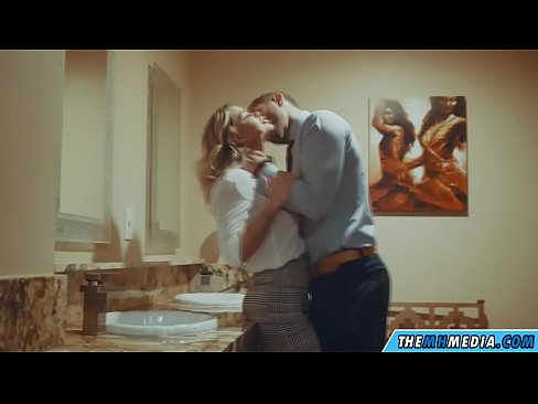 ❤️ Když vás na veřejných záchodcích svádí prsatá blondýna. ❤❌ Šukání video u nás ❌